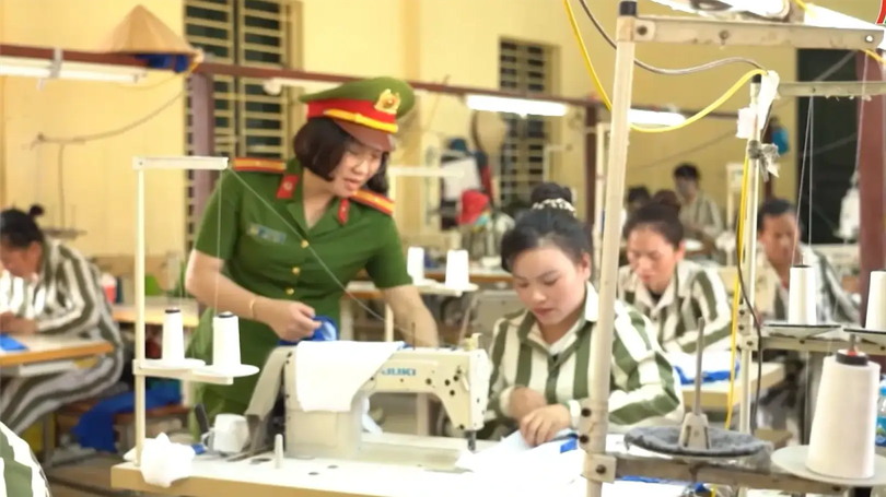 Những 'người lái đò' thầm lặng sau cánh cổng trại giam