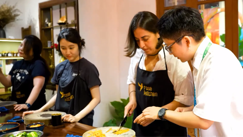 Khách quốc tế đi chợ ở Hà Nội | Hà Nội đến để yêu | 18/08/2025