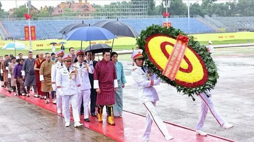 Quốc vương Bhutan vào Lăng viếng Chủ tịch Hồ Chí Minh