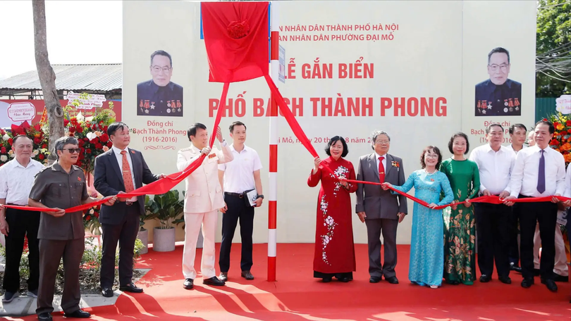 Gắn biển tên phố Lê Giản và phố Bạch Thành Phong