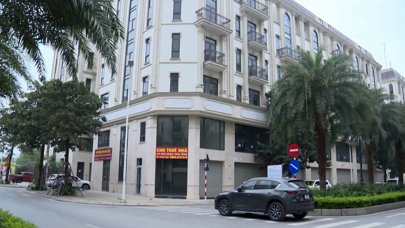 Hàng loạt nhà phố thương mại vắng bóng người thuê