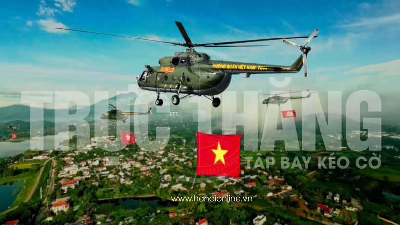 Đội hình trực thăng hợp luyện kéo cờ trên bầu trời Hà Nội