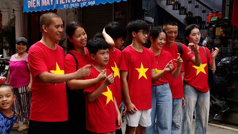 Áo phông cờ đỏ sao vàng lan tỏa tự hào Việt Nam