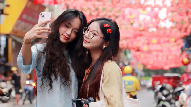 Giới trẻ rực rỡ sắc đỏ chào mừng Quốc khánh