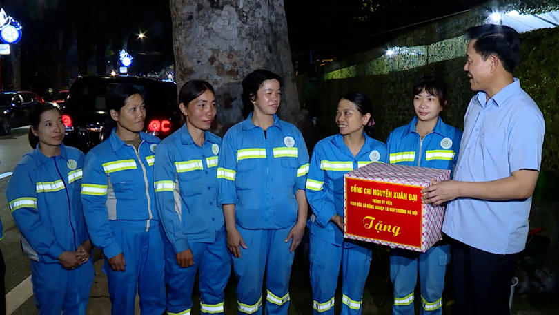 Hà Nội đẹp từ những bàn tay lao động thầm lặng