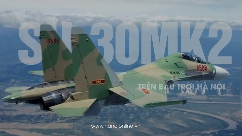'Hổ Mang Chúa' Su30-MK2 nghiêng cánh chào Thủ đô