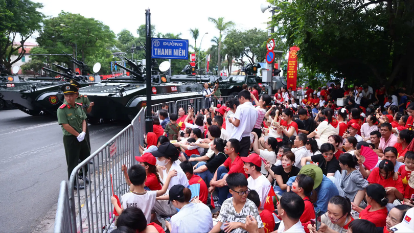 Người dân 'đội nắng, dầm mưa' giữ chỗ xem diễu binh