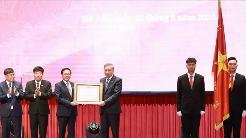 Tổng Bí thư trao Huân chương cho Bộ Ngoại giao Việt Nam