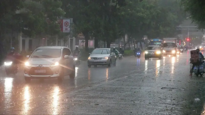 Lưu ý khi lái xe ô tô dưới trời mưa lớn