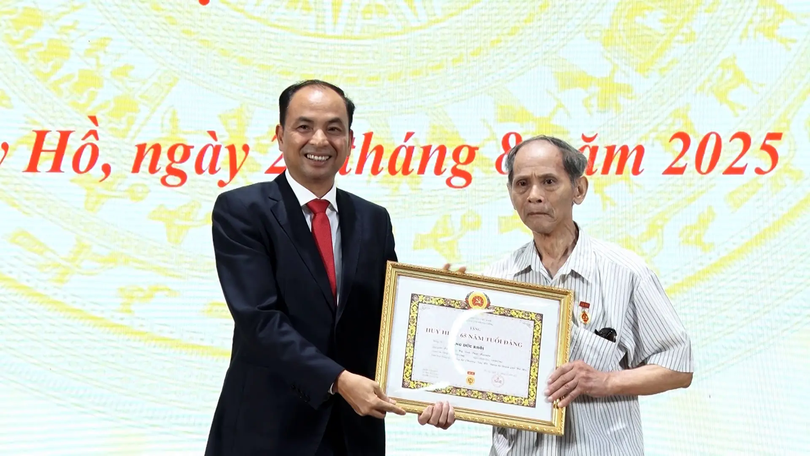 184 đảng viên Tây Hồ đón nhận Huy hiệu Đảng