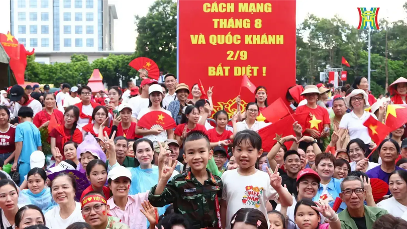 Quảng trường Ba Đình rợp cờ đỏ sao vàng đón đoàn A80