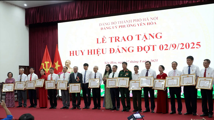 202 đảng viên phường Yên Hòa được trao Huy hiệu Đảng