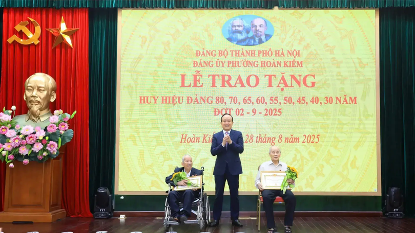 Hai đảng viên Hoàn Kiếm nhận Huy hiệu 80 năm tuổi Đảng