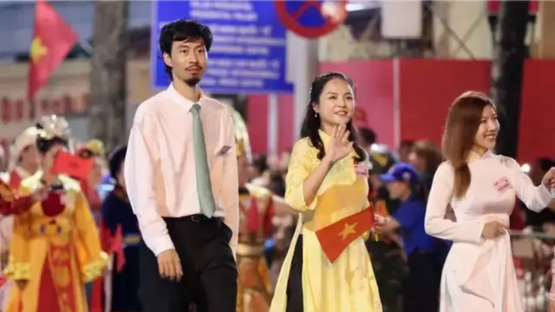 Đen, Hoàng Thùy Linh cùng nhiều nghệ sĩ diễu hành 2/9