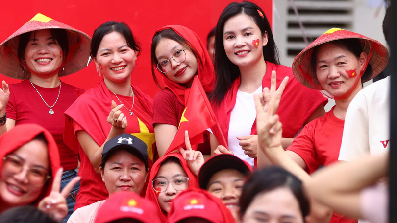 Người dân náo nức xem diễu binh, diễu hành