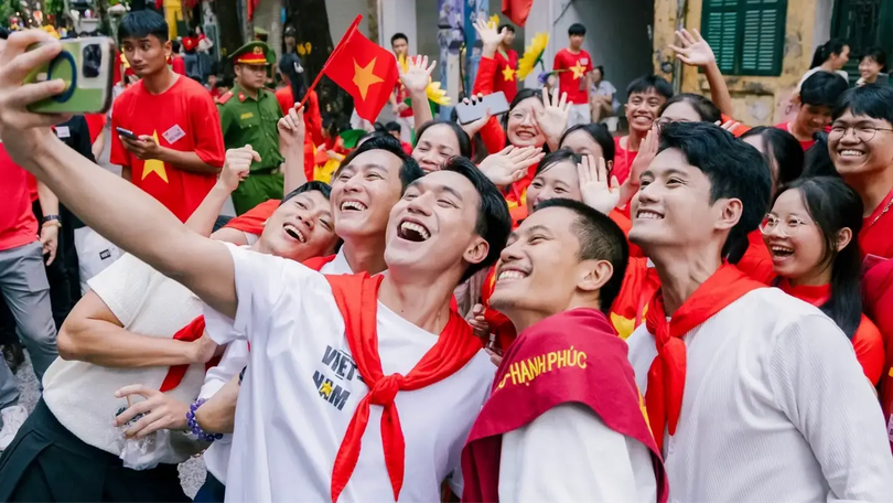 Đoàn phim ‘Mưa đỏ’ thu hút sự quan tâm của người dân