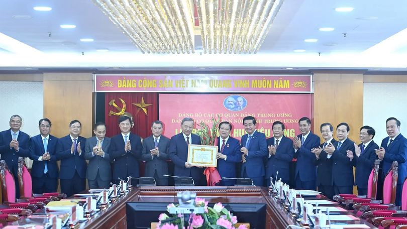 Đồng chí Phan Đình Trạc nhận Huy hiệu 45 năm tuổi Đảng
