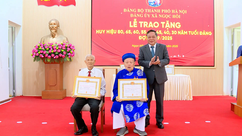 Ngọc Hồi tri ân đảng viên suốt đời cống hiến