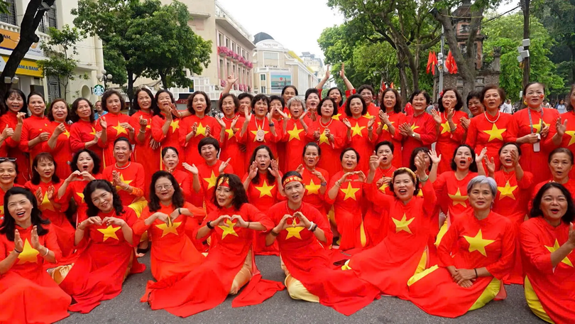 Hồ Gươm bừng sáng với vũ điệu áo đỏ sao vàng
