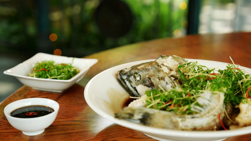 Đậm đà cá song hấp xì dầu Việt