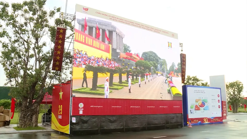 Theo dõi diễu binh qua màn hình cỡ lớn