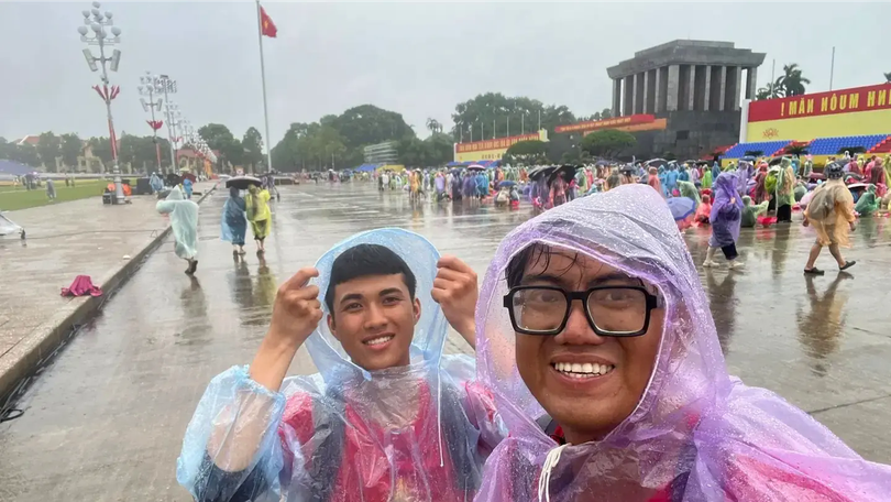 82 ngày đi bộ xuyên Việt thể hiện tình yêu nước