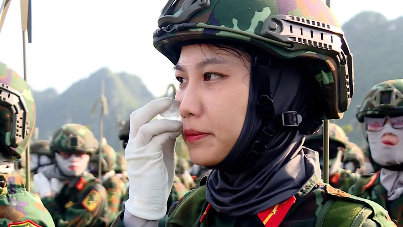 Những nữ chiến sĩ trẻ rèn mình dưới nắng nóng 40 độ
