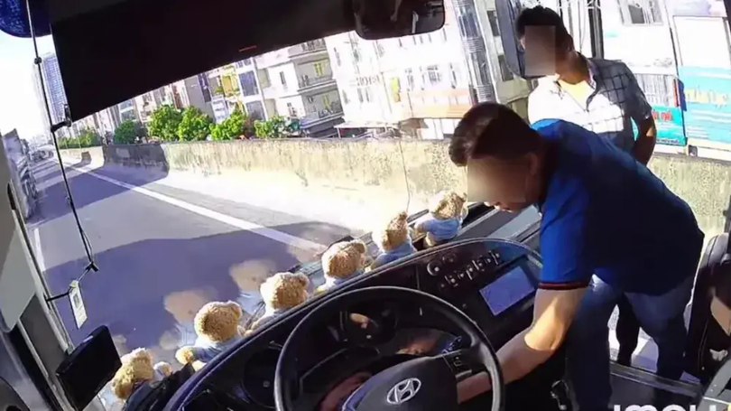 Người lạ rút chìa khóa xe mang đi, 40 hành khách mắc kẹt