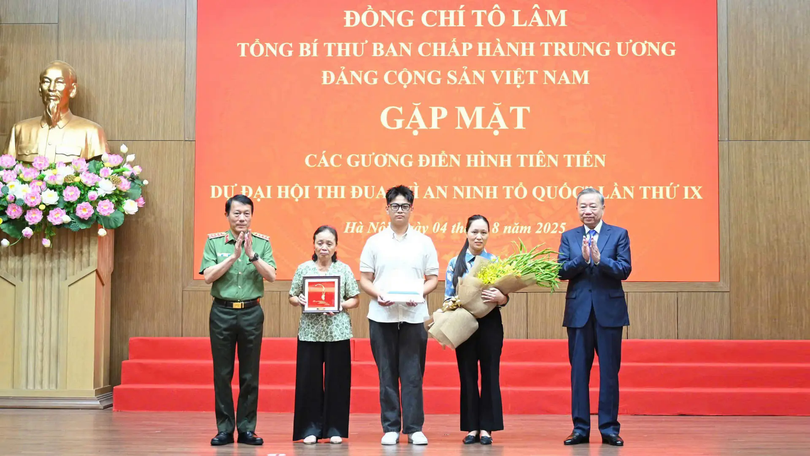 Tổng Bí thư gặp mặt gương điển hình tiên tiến trong CAND