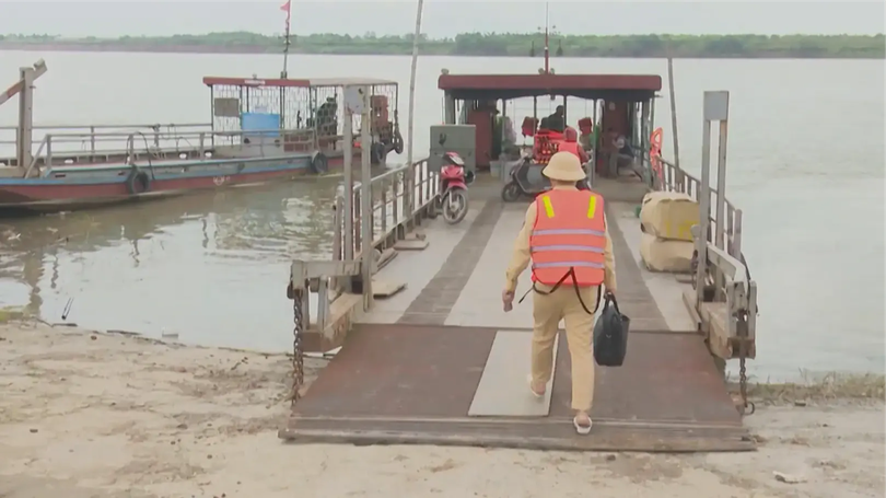 Ngăn chặn vi phạm chở hàng quá tải trên tuyến sông Hồng
