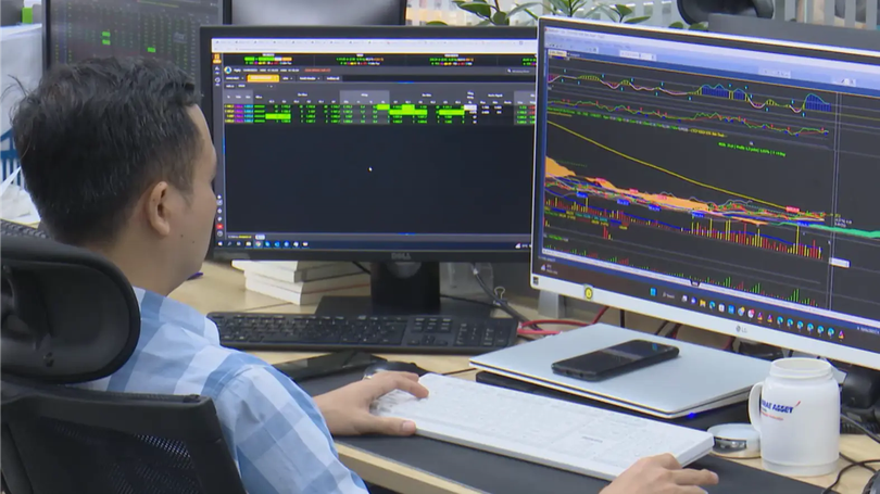 VN-Index rơi tự do từ đỉnh 1.584 điểm