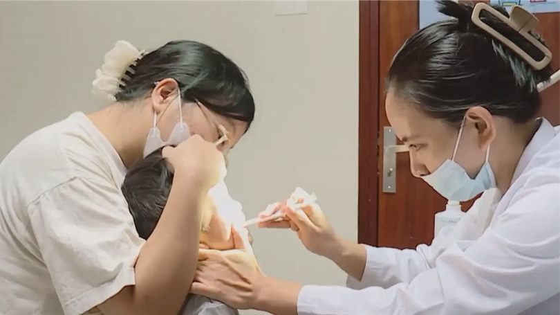 Trẻ nhập viện tăng do thời tiết nắng nóng