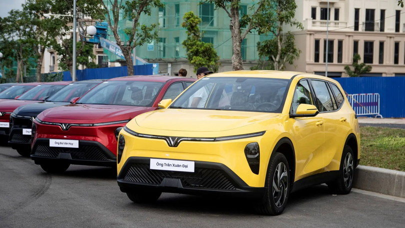 Bàn giao lô xe điện 7 chỗ Limo Green đầu tiên