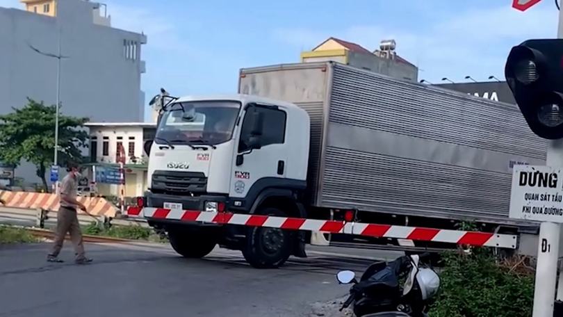 Tài xế suýt gây họa vì vượt rào chắn khi tàu đến