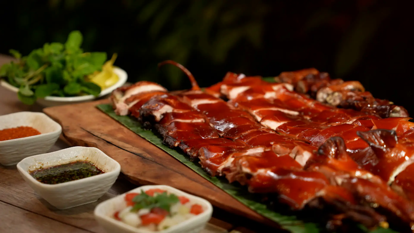 Lợn tộc quay giòn bì