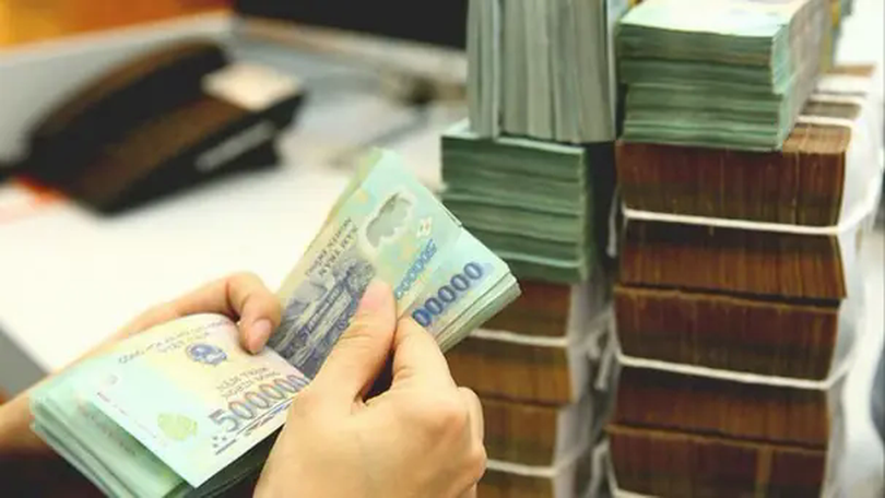 Lãi suất liên ngân hàng tăng vọt lên 6,73%