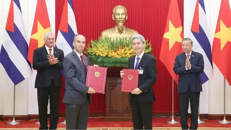 Việt Nam trao tặng 385 tỷ đồng cho Cuba