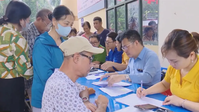 Ấm áp không khí nhận quà Quốc khánh ở Hà Nội