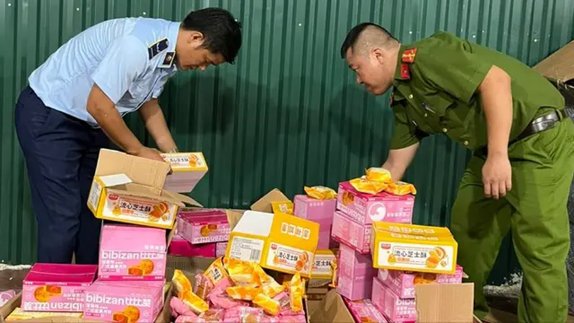 Hà Nội thu giữ 1.600 bánh trung thu và 3.000 đồ chơi nhập lậu