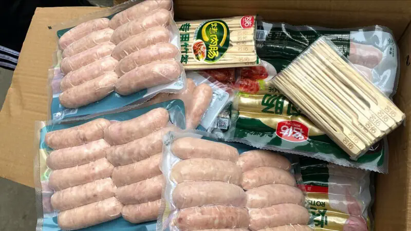 Thu giữ hàng nghìn xúc xích, lạp xưởng không rõ nguồn gốc