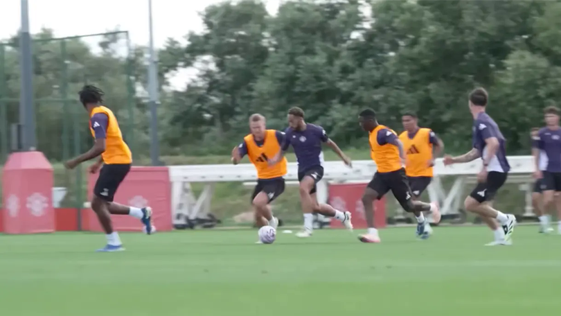 Derby Manchester vắng bóng nhiều tân binh