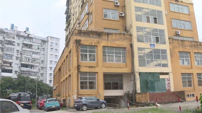 Vì sao tầng 1 nhà tái định cư bỏ hoang?