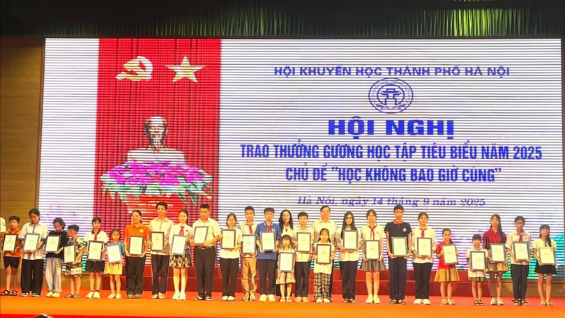 221 học sinh, sinh viên nhận học bổng khuyến học