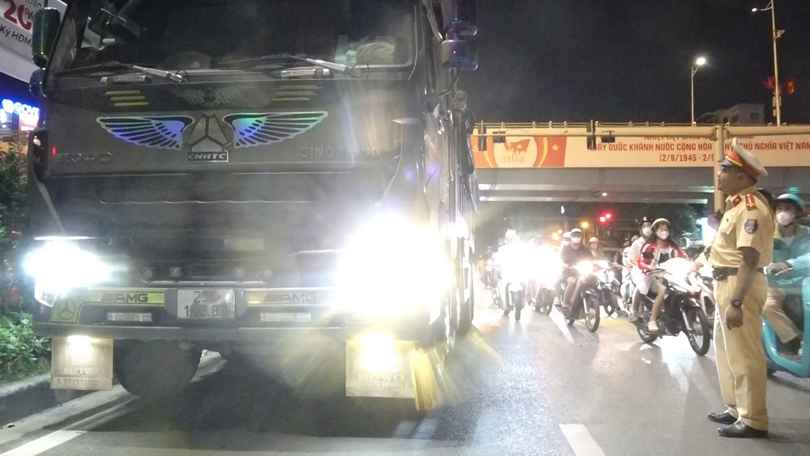 CSGT Hà Nội xử lý các tài xế 'độ' đèn siêu sáng