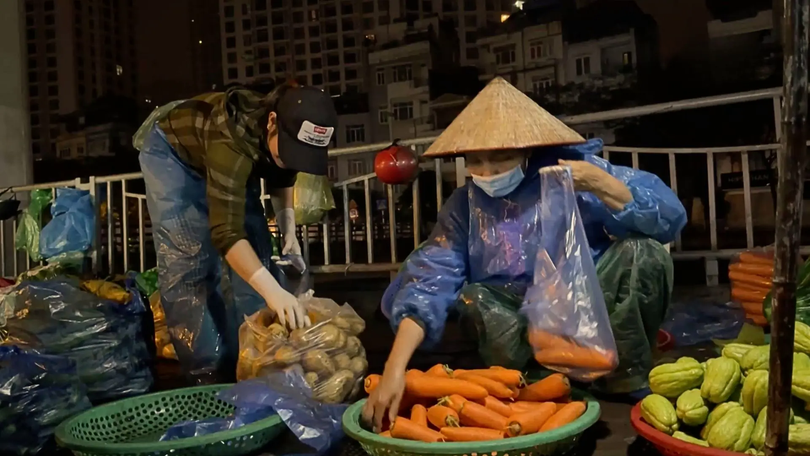 Đi chợ tiết kiệm sớm giữa lòng Hà Nội