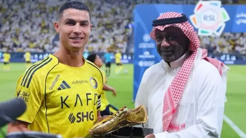 Ronaldo nhận giày vàng trong ngày Al Nassr chiếm ngôi đầu BXH