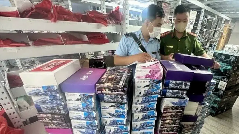 Khám xét cơ sở bán đồ chơi lậu tại Cầu Giấy
