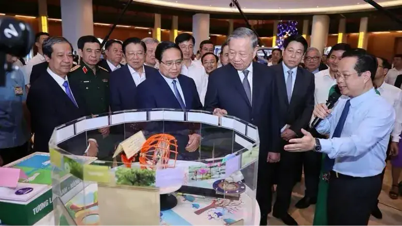 Tổng Bí thư dự triển lãm thành tựu ngành y tế, giáo dục