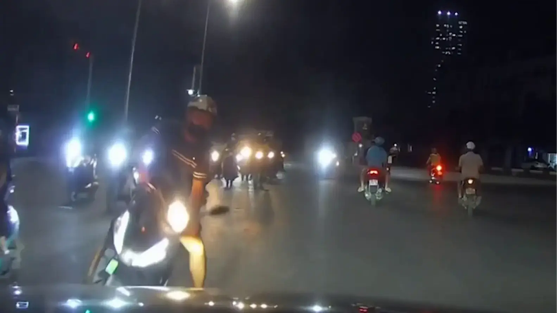 Pha phanh gấp khiến xe máy đổ ngay đầu ô tô