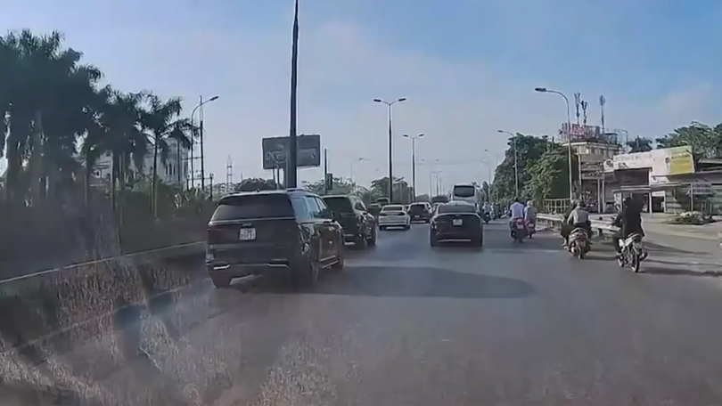 Va chạm giao thông vì ô tô nhập làn thiếu quan sát
